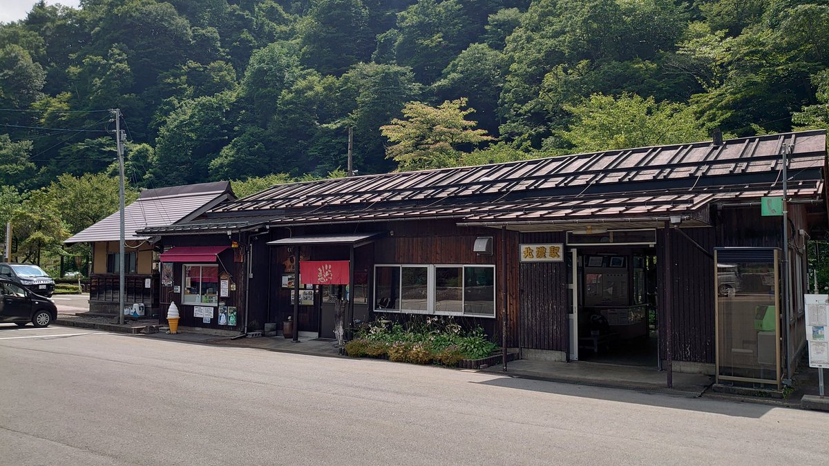 ここが北濃・・・描いたときと全然景色が違う!!ちょうどクロネコの車両が!運が良い!!いろんな季節の旅の景色が楽しめるそんな漫画です、ざつ旅です!! 