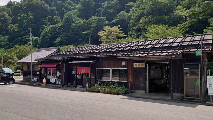 ここが北濃・・・描いたときと全然景色が違う!!ちょうどクロネコの車両が!運が良い!!いろんな季節の旅の景色が楽しめるそんな漫画です、ざつ旅です!! 