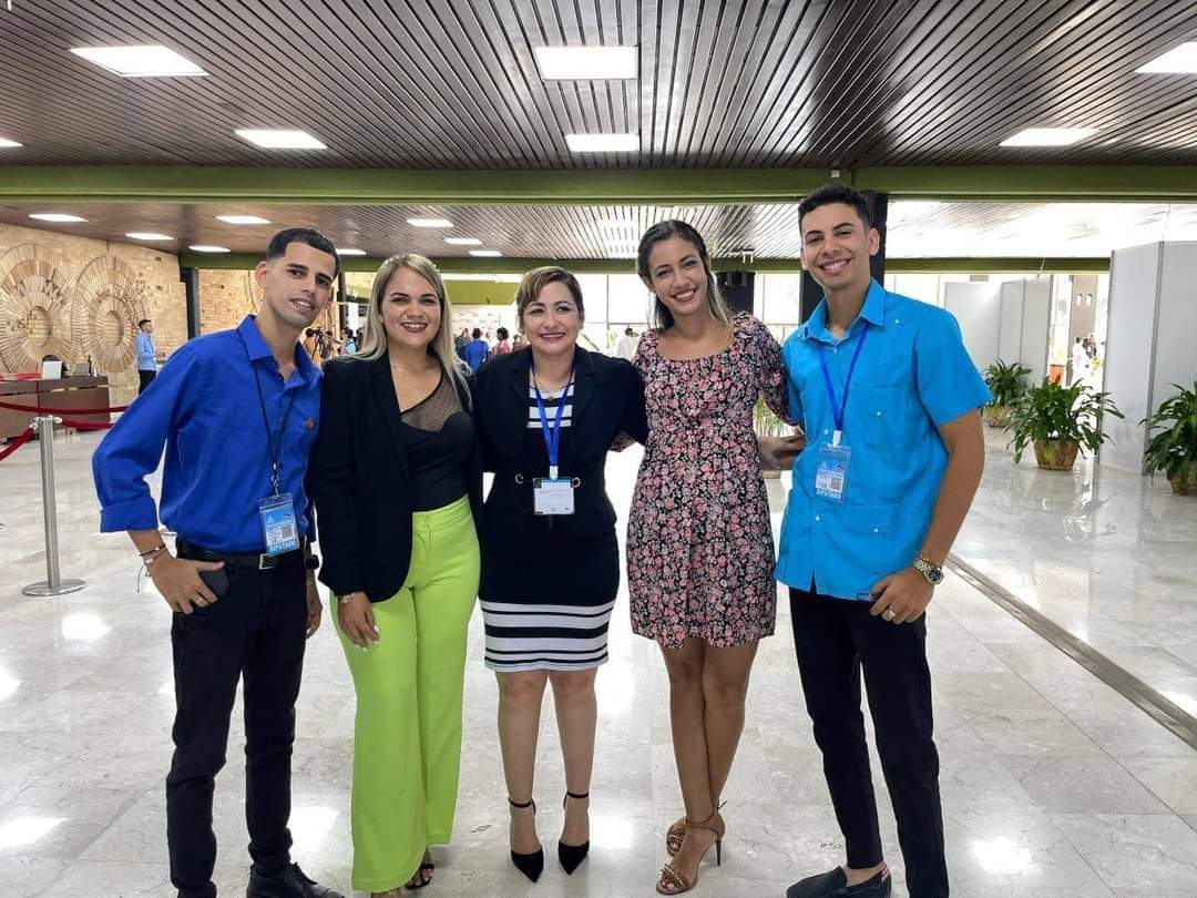 Con excelentes jóvenes que hemos visto crecer de manera responsable y muy comprometida con la Patria. Ellos son el presente activo y el futuro prometedor.
#JuventudCubana #CubaEnModoVictoria