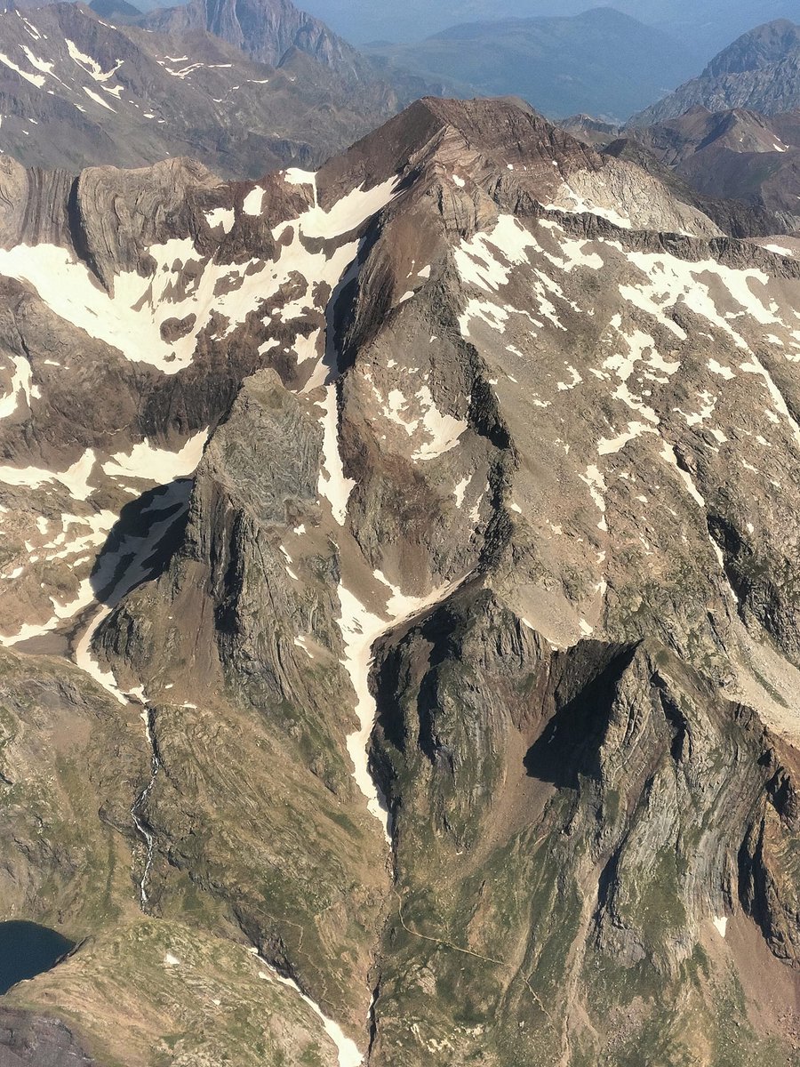 montana_segura's tweet photo. #Posets de #GerardoBielsa #avistadepajaro 😍😍
Vertiente sur del pico Posets. Se puede ver la Canal Fonda con bastante nieve. Por allí discurre la vía normal desde el valle de Eriste, llamada Ruta Real. 18/07/2024
@112Aragon @internetfam https://t.co/m8WTpWlfte