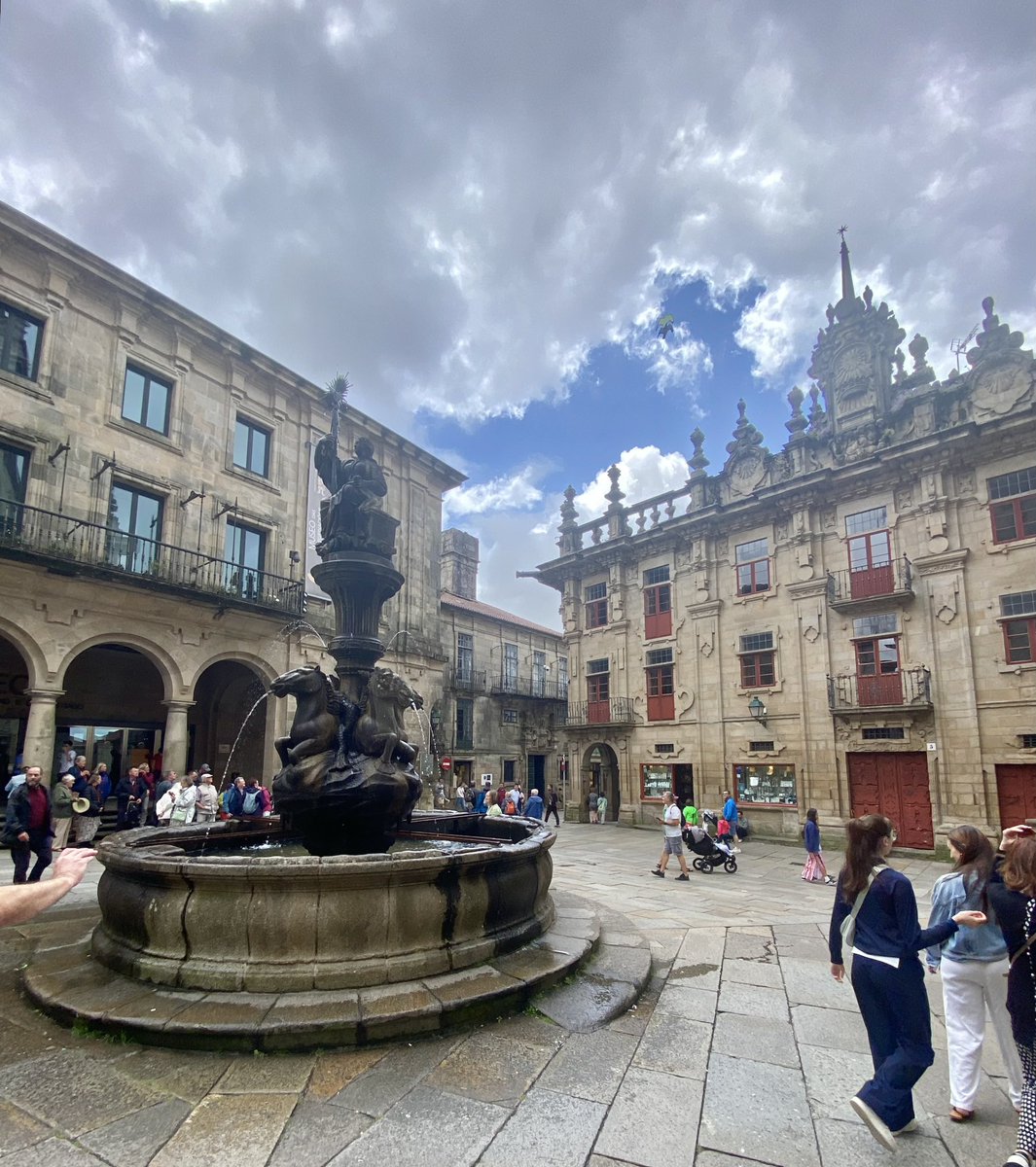 Annabaesle's tweet photo. Hier bin ich berührt, hier bin ich angekommen in #SantiagodeCompostela.
Das ist der Geist dieser Ortes.
Hier finde ich die die #Muschel. https://t.co/CjiUuD351D