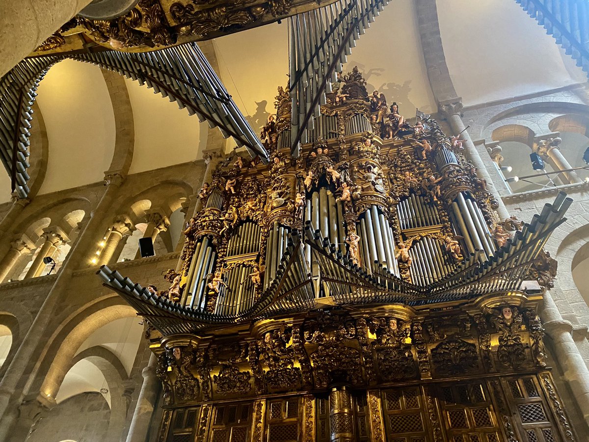 Annabaesle's tweet photo. Hier bin ich berührt, hier bin ich angekommen in #SantiagodeCompostela.
Das ist der Geist dieser Ortes.
Hier finde ich die die #Muschel. https://t.co/CjiUuD351D