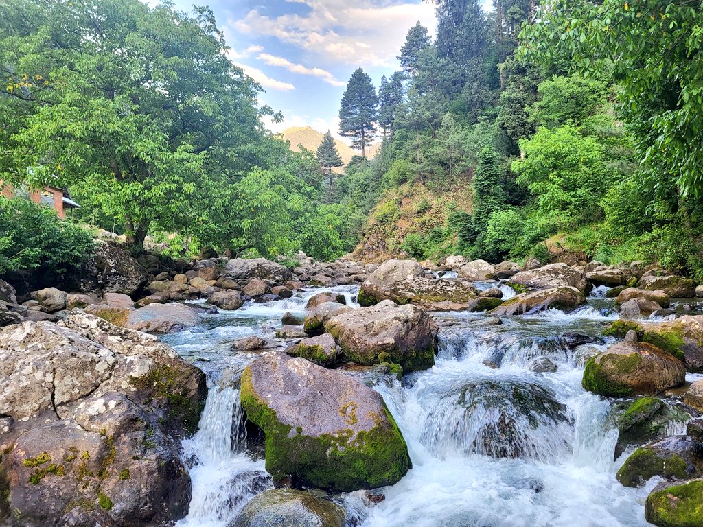 RatherShazia_'s tweet photo. To the mountains.⛰️

Serene "Sirandar". 💚 https://t.co/1DOPsHKWlK