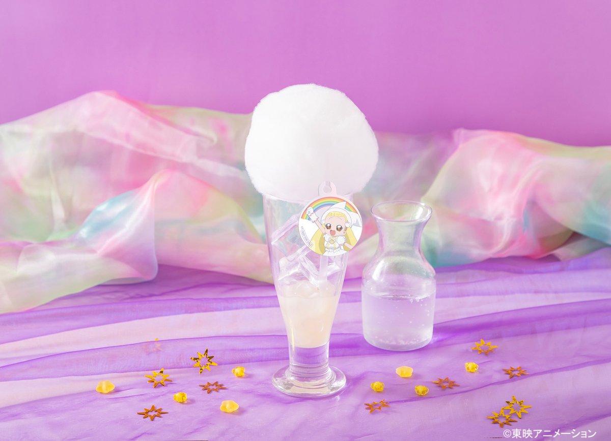 ojamajocafe's tweet photo. 🌈メニュー紹介🌈

【 わたあめドリンク＿ハナちゃん 】

ハナちゃんのカラーをイメージしたライチ乳酸菌ドリンク風味のドリンク🍹
別添えのソーダをかけて綿あめを溶かしてお召し上がりください🪄
💝オリジナルストロータグ付き

👇詳細はこちらから
https://t.co/3Sc0ull5xG
#おジャ魔女どれみカフェ https://t.co/FZDt1y4Uus