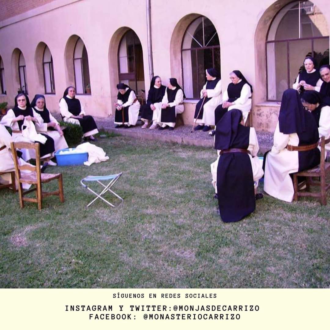 monjasdecarrizo's tweet photo. 👉Os compartimos 📸de hace algunos años.
Las #monjas #Trapenses vivimos en comunidad, nuestra vida es cenobítica, todas juntamos nuestras soledades y silencios que hacen que nuestra #vocacion se afiance y crezca.
#liturgia #oración #trabajo #salmos #Trapenses #paz #Silencio https://t.co/EBTpda6GHi