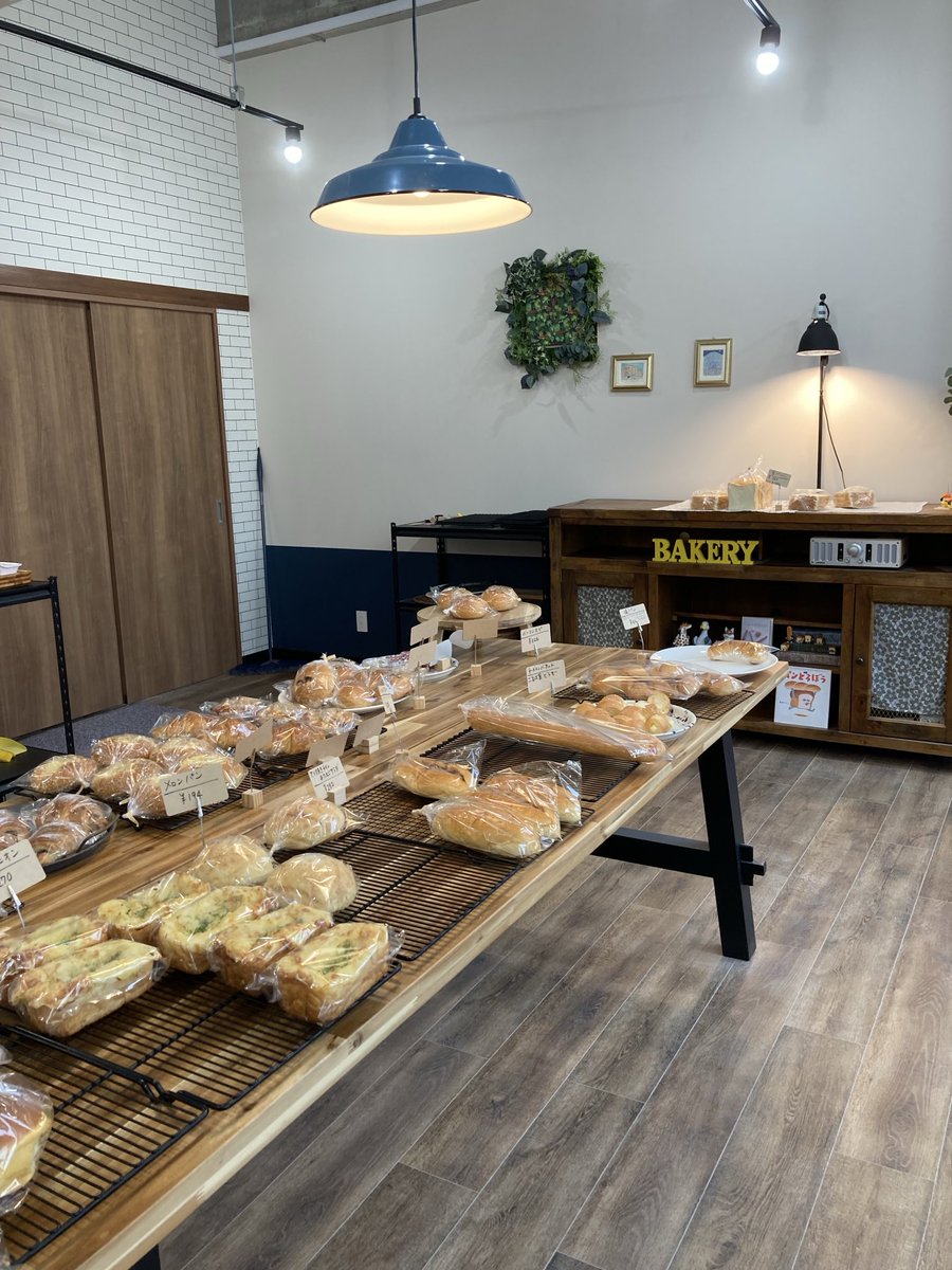 ume_moko's tweet photo. ユニークな名前のパン屋さん🥖
私のおすすめはコッペパンのピーナッツ🥜味❗️めっちゃふわふわ〜
#パンはパンでも
#石巻
#コッペパン
#パン屋さん https://t.co/gZNeAy8H10