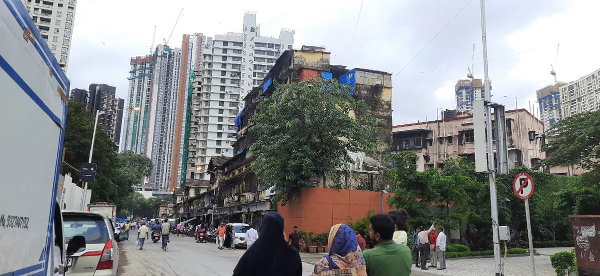 Clean_mumbai8's tweet photo. @mybmcWardE @mybmcGardens @GeetaGawli tree in this image has become very huge can cause accident kindly trim it. #Location: Aslam bilding Maulana Azad Road mumbai.11 Lodha Gate https://t.co/FJjoqn9pYN