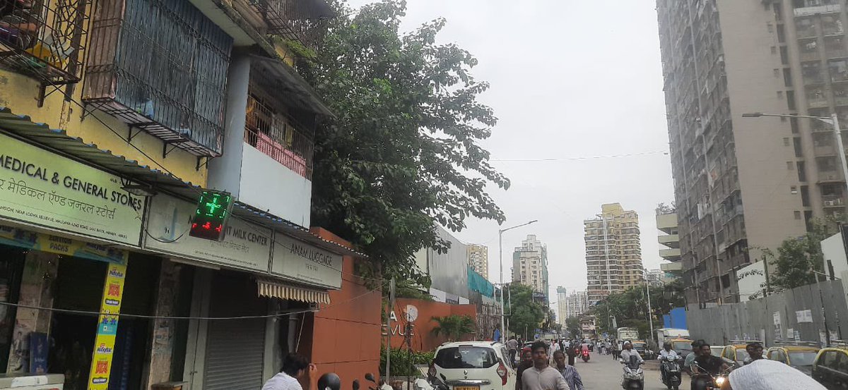 Clean_mumbai8's tweet photo. @mybmcWardE @mybmcGardens @GeetaGawli tree in this image has become very huge can cause accident kindly trim it. #Location: Aslam bilding Maulana Azad Road mumbai.11 Lodha Gate https://t.co/FJjoqn9pYN