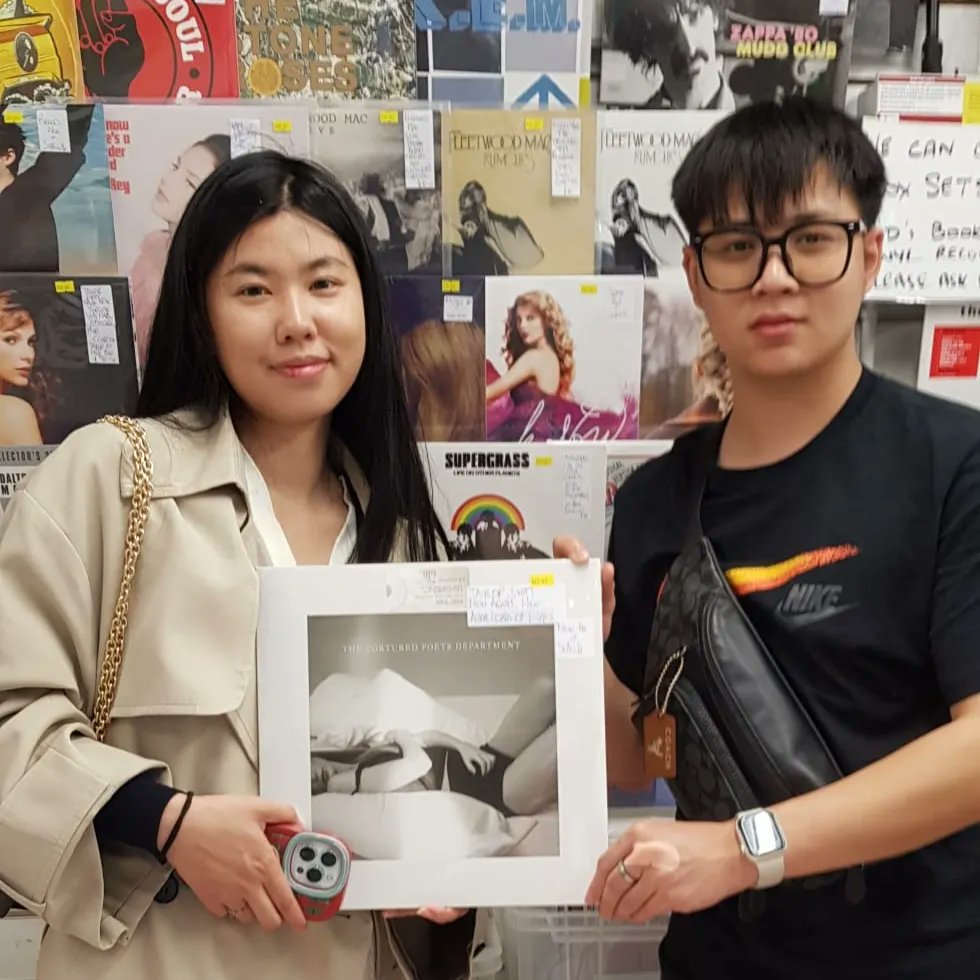 Super sunny Friday so come along to Too Damn Loud <a href="/LeedsMarkets/">Leeds Markets</a> 
and grab yourself some great tunes like this lovely couple did.
Open till 5pm Today and Saturday at the top of Row G. New and vintage vinyl records lots of new stock just arrived
#vinylcollection #vinylrecords