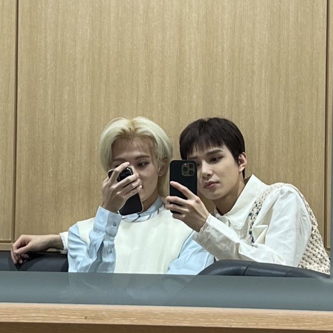 누가찍었는지 모르겠지만
이번에도
그냥 둘이 찍히는것에만 의미를 둠
전에도 그랬던것처럼