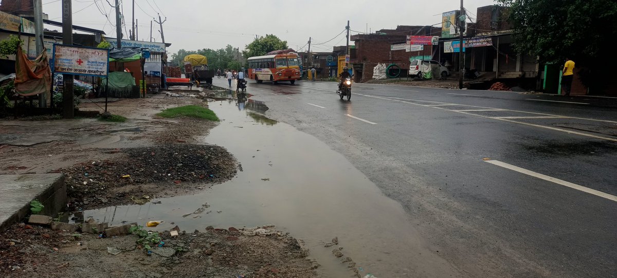 आखिर किन मानकों के आधार पर NH730 सी का ऐसा चौड़ीकरण किया गया है कि पूरे हाइवे पर किनारों में जलभराव है...कब तक चल पाएगा हाइवे.?
सम्बंधित अधिकारी संज्ञान लें... <a href="/NHAI_Official/">NHAI</a> <a href="/PMOIndia/">PMO India</a> <a href="/nitin_gadkari/">Nitin Gadkari</a>