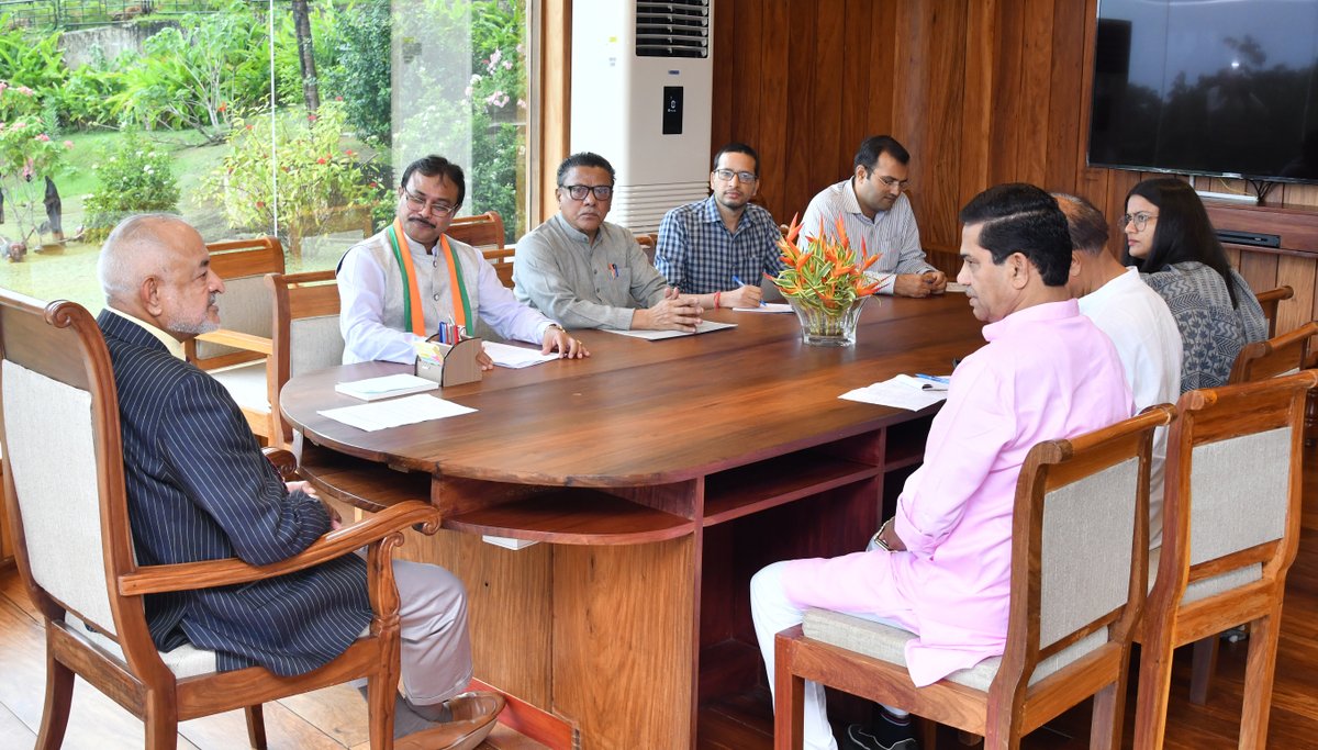 MediaRN_ANI's tweet image. Delegation of Hon&apos; MP @BishnuPadaRay12 alongwith Snr. Functionaries, local office bearers and #PRIs called on Hon&apos; Lt Governor @Admiral_DKJoshi today at #RajNiwas. #LGANI discussed operationalization of mega on-going &amp;amp; proposed #Infra #Development and #Tourism #projects of…