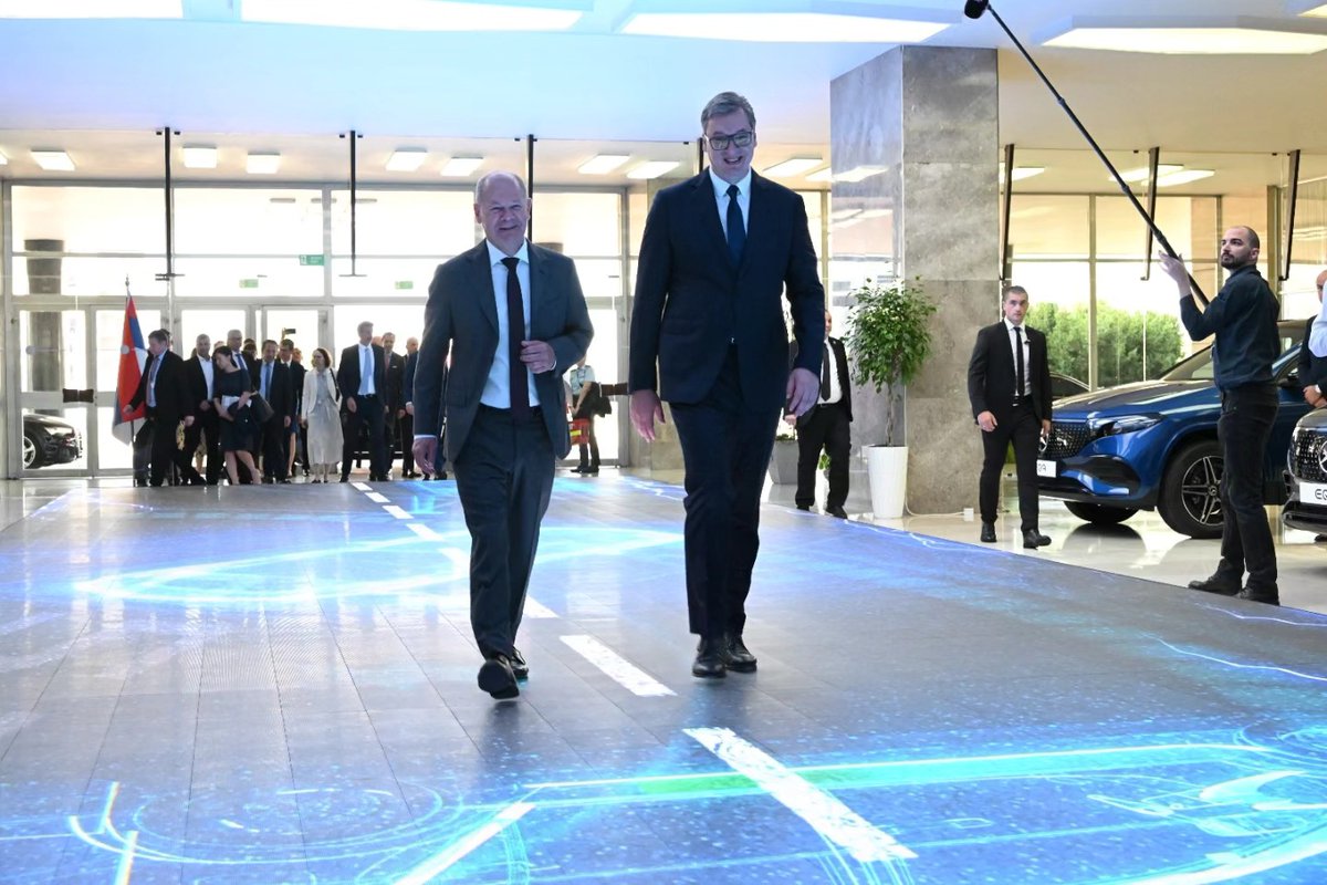 sns_srbija's tweet photo. Председник Републике Србије Александар #Vucic @avucic изјавио је да ће са немачким канцеларом Олафом Шолцом @Bundeskanzler разговарати о питањима од великог значаја за Србију, истичући да ће данашњи дан умногоме утицати на бројне аспекте будућности Србије. https://t.co/OCvtMCAJFB https://t.co/Z0Je6Nycw0