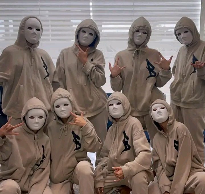 thatsmybini's tweet photo. Ngayon ka talaga mapapaatanong ng "Sino ba yang mga yan?" 😂

Ang Ganda niyo parin kahit balot na balot 🥰

NATION'S FEELING KPOP GROUP 🤙🏻
BINI KARMA D-DAY
#BINI #MaskShadesCap 
#OneWithBini https://t.co/TqxwcBfidh
