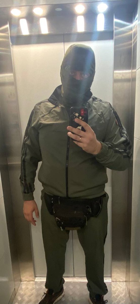 arxont's tweet photo. mordortac огонь. "Джинсы порезаны, лето, три полоски" https://t.co/MqBwIho8Ve