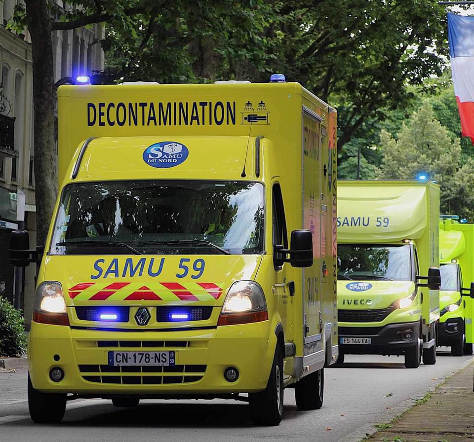 ActuSamu's tweet photo. [ ActuSAMU - Défilé ] : 🇫🇷 Quelle belle fête nationale avec nos équipes #SAMU #SMUR ! 🩺

➡️ Nos professionnels de santé œuvrent, tout comme nos partenaires, toute l’année, 7j/7 et 24h/24, et sont LA réponse urgence-santé 🆘 

👏 Bravo au #SAMU59 du CHU de Lille

📸 Damien V. https://t.co/IuxhBCHnbK