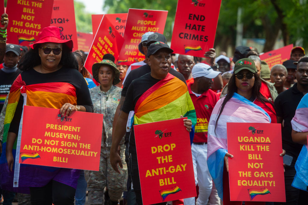 kmbvvvvv's tweet photo. The government should take urgent steps to end its crackdown against LGBT people and expressly condemn violence against all minorities. 

#March2Parliament 
#FightForGayRights 
#AnitaMustResign 
@Pliam_ @AAgather @HEBobiwine @AloikinOpoloje @hillarytaylorvi @MotivKasagga GenZ https://t.co/WAA7Kc12AP