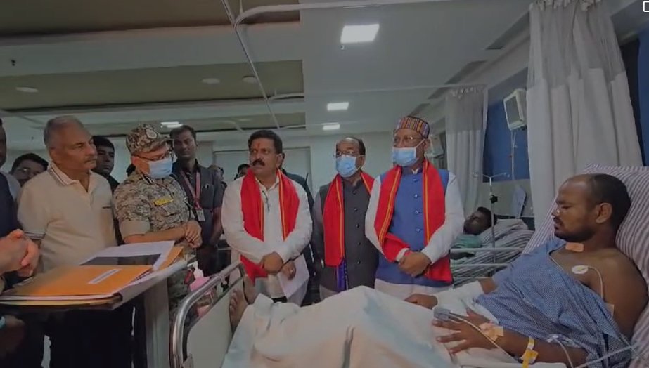 नक्सली मुठभेड़ में घायल जवानों से मुलाकात करने माननीय मुख्यमंत्री श्री <a href="/vishnudsai/">Vishnu Deo Sai</a> जी, उप मुख्यमंत्री द्वय श्री <a href="/ArunSao3/">Arun Sao</a> जी, श्री <a href="/vijaysharmacg/">Vijay sharma</a> जी रामकृष्ण अस्पताल पहुंचे। 

इस दौरान उन्होंने घायल जवानों से बात कर उनका कुशलक्षेम पूछा। इसके साथ ही चिकित्सकों को बेहतर उपचार करने