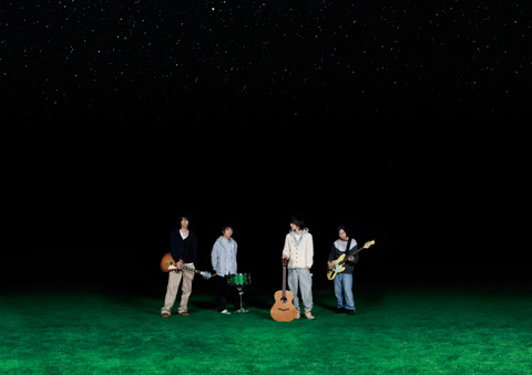 BOC_INFO's tweet photo. 2010年の本日は BUMP OF CHICKEN によるアルバム「COSMONAUT」が発売された日。HAPPYや宇宙飛行士への手紙、モーターサイクルなどの楽曲が収められている。収録曲数(19曲)と総収録時間(79分04秒)は"1979年生まれの4人"という意味になる仕掛けも。 https://t.co/hXvydkYESI