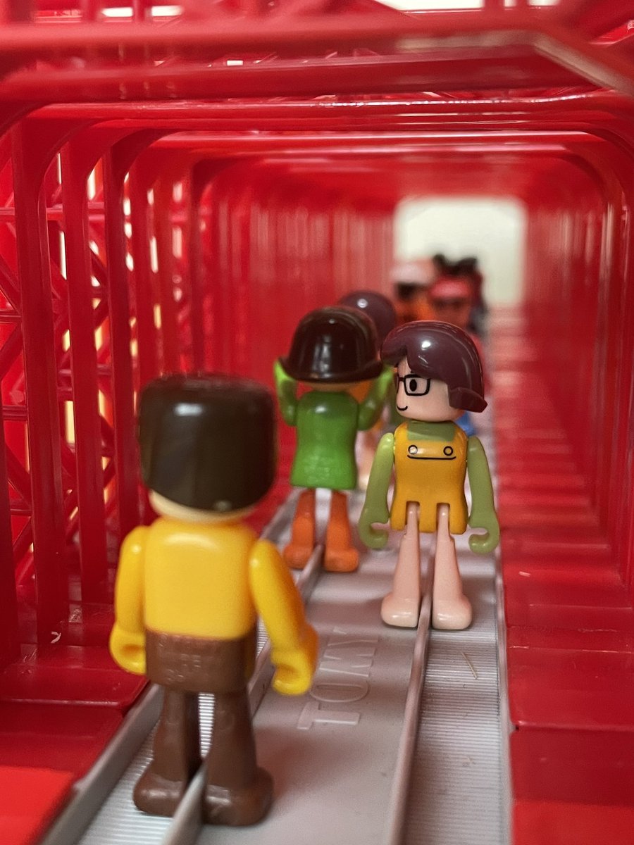 プラレールの架線柱たくさん並べたら伏見稲荷大社の千本鳥居みたいになったwww