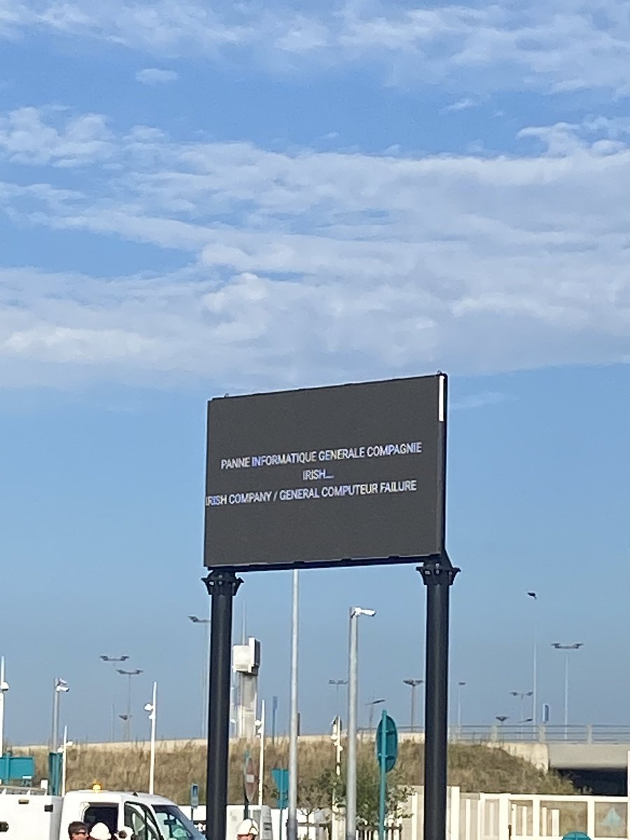 berrs003's tweet photo. @Irish_Ferries  #calais #irishferries 
Mayhem at Calais. Customers being told by port staff to boom with other companies. 

Long long queues for Irish ferries check in https://t.co/4PCxoJArTJ