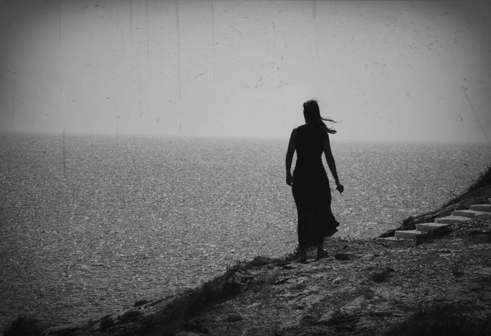 antoniettagner2's tweet photo. "Capiterà a tutti di essere una boa
in mezzo al mare, una boa
dalla forma di pesce supino
dalla voce umana con braccia di violino

al posto delle branchie l’anima
spugna polposa e fili d’erba i capelli.

Si diventa così quando si va via..."

Rita Pacilio

📷 Stephania Dapolla https://t.co/0NsgvEMS6K