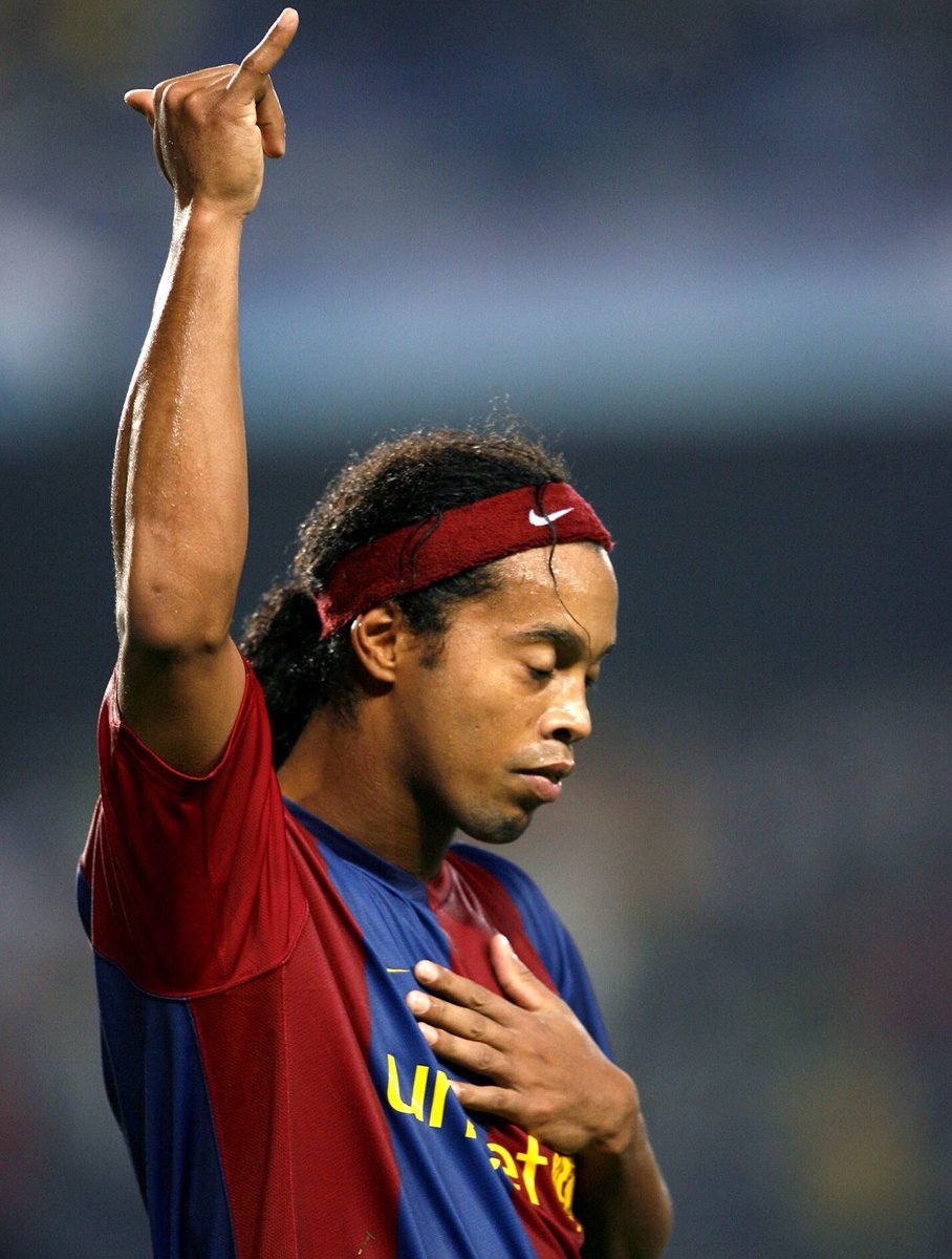 ActuFoot_'s tweet photo. Il y a 21 ans jour pour jour, Ronaldinho signait au FC Barcelone. 💙❤️🇧🇷 https://t.co/cpiQW0asW2