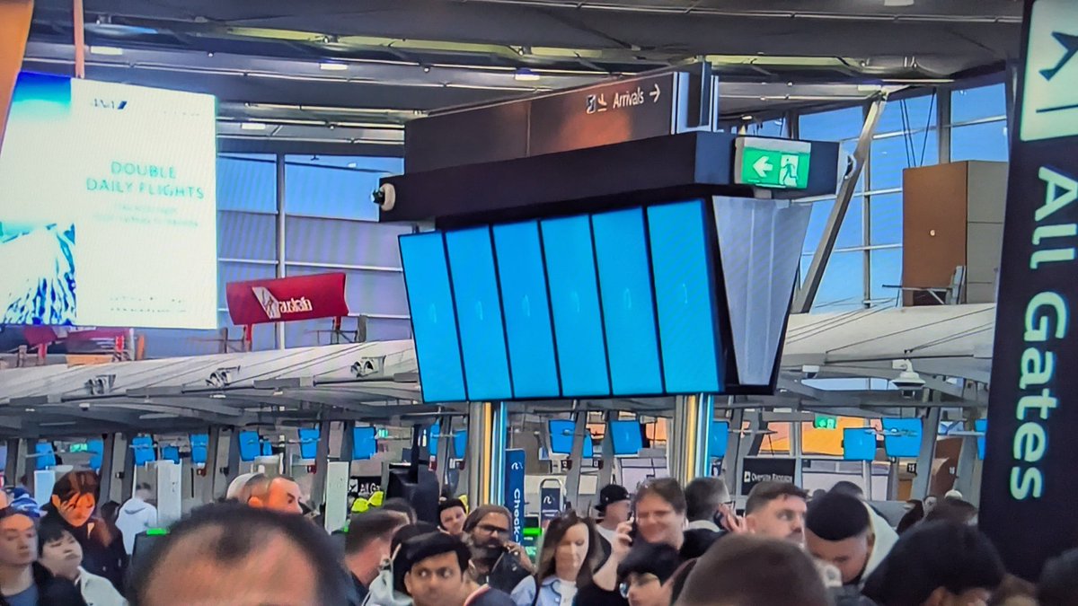 Sydney Airport flight displays have all BSOD'd. #microsoft #crowdstrike