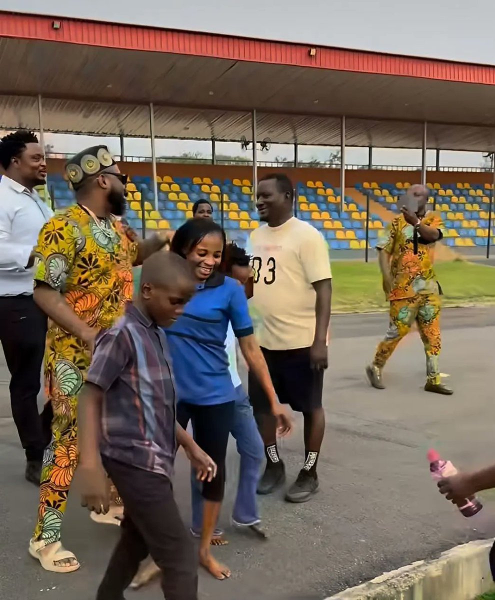 yepsng's tweet image. “002 🙌🏽” Davido’s little nephews hail him as they greet him while visiting them in Osun state.

Photo credit : @davido / Instagram

#davido #yepsng #chivido2024