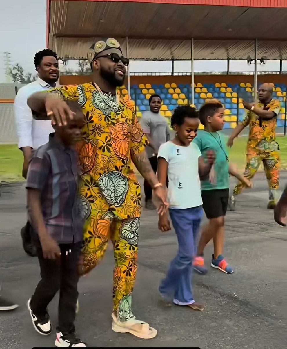 yepsng's tweet image. “002 🙌🏽” Davido’s little nephews hail him as they greet him while visiting them in Osun state.

Photo credit : @davido / Instagram

#davido #yepsng #chivido2024