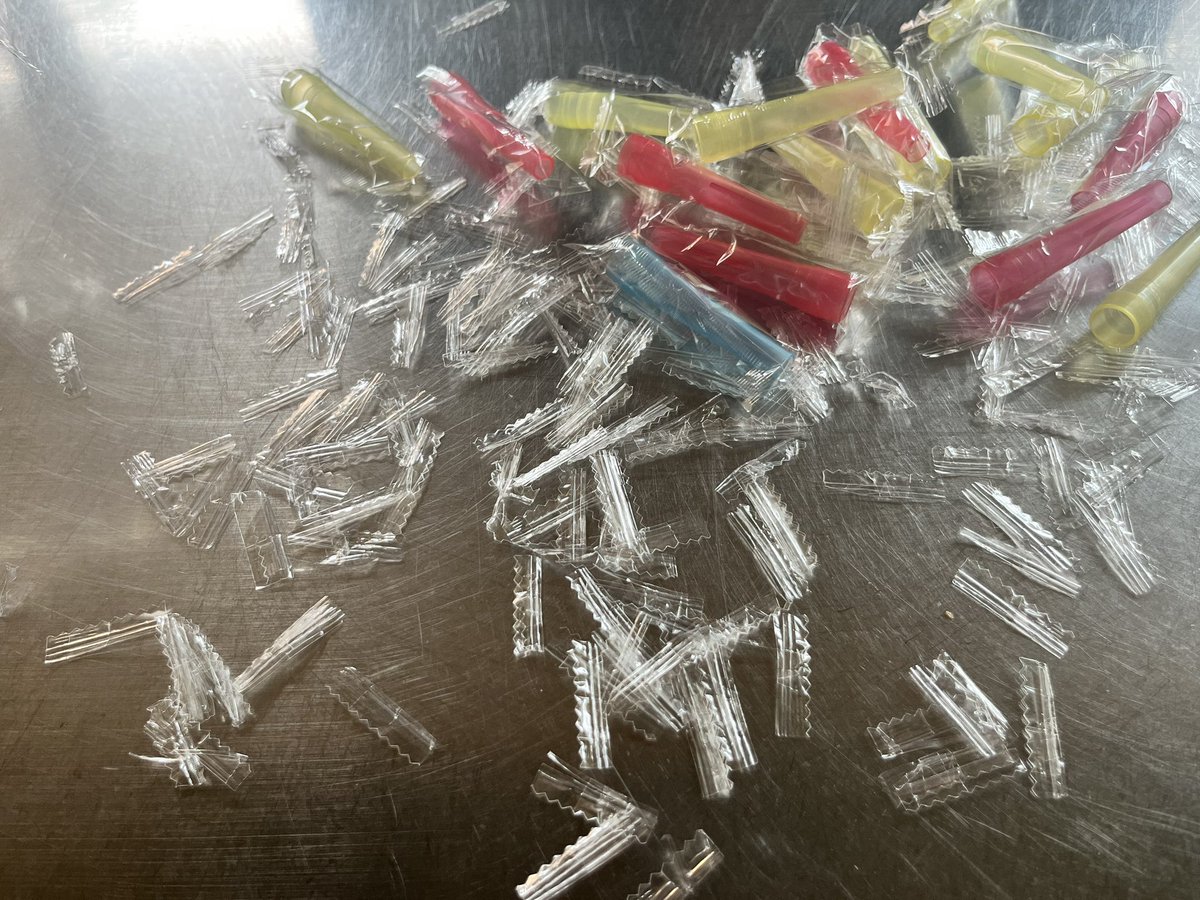 kous1205_'s tweet photo. マウピの袋の中に上の部分沢山入ってたwwww
たまに空いてるやつあるけど、そう言うことだったのかな https://t.co/cPFvuMw6c8