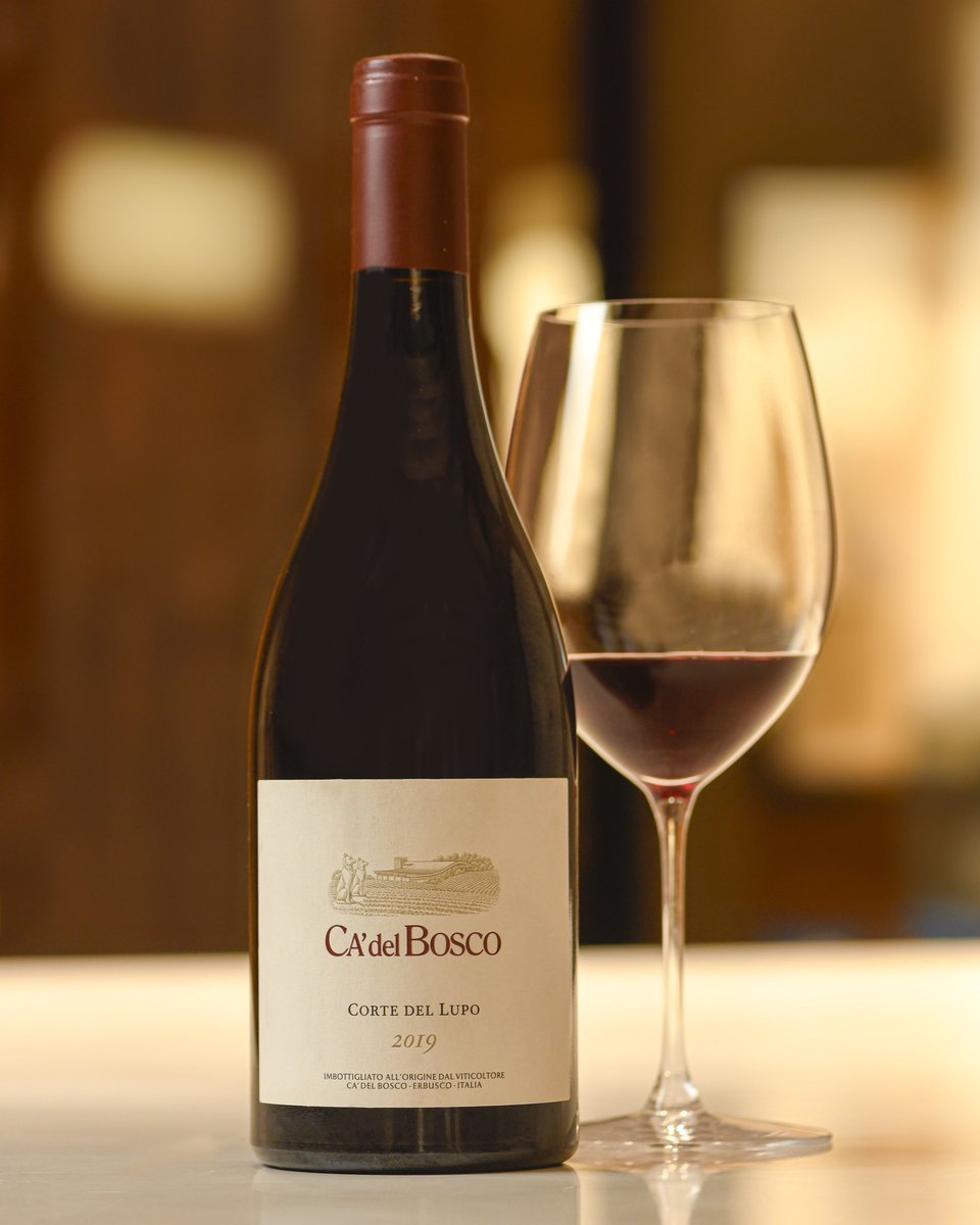 Ca’del Bosco Corte del Lupo Rosso 2019 es un tinto de una de las bodegas más prestigiosas de Lombardía, elaborado con merlot, cabernet sauvignon, carménère y cabernet franc. Un vino con aromas de bayas y hierbas silvestres, y con volumen y textura en boca. #vinodelasemana