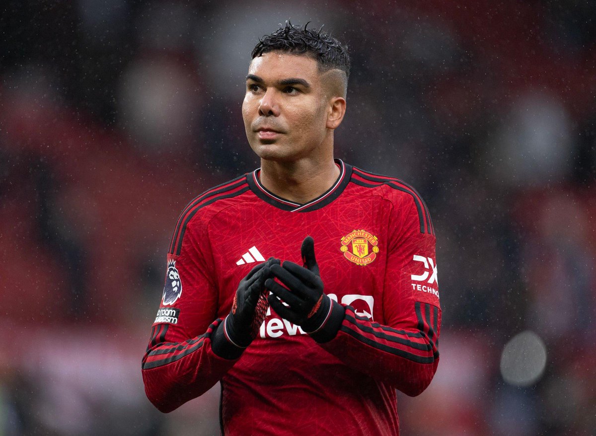 hugoknowsbaII's tweet photo. No matter how things unfold I'll never forget how Casemiro left the best in the world, joined a 20th place Manchester United, became the most important player for us and won us our first trophy in 5 years. Thank you king ❤️ https://t.co/H2IuwzKsm9