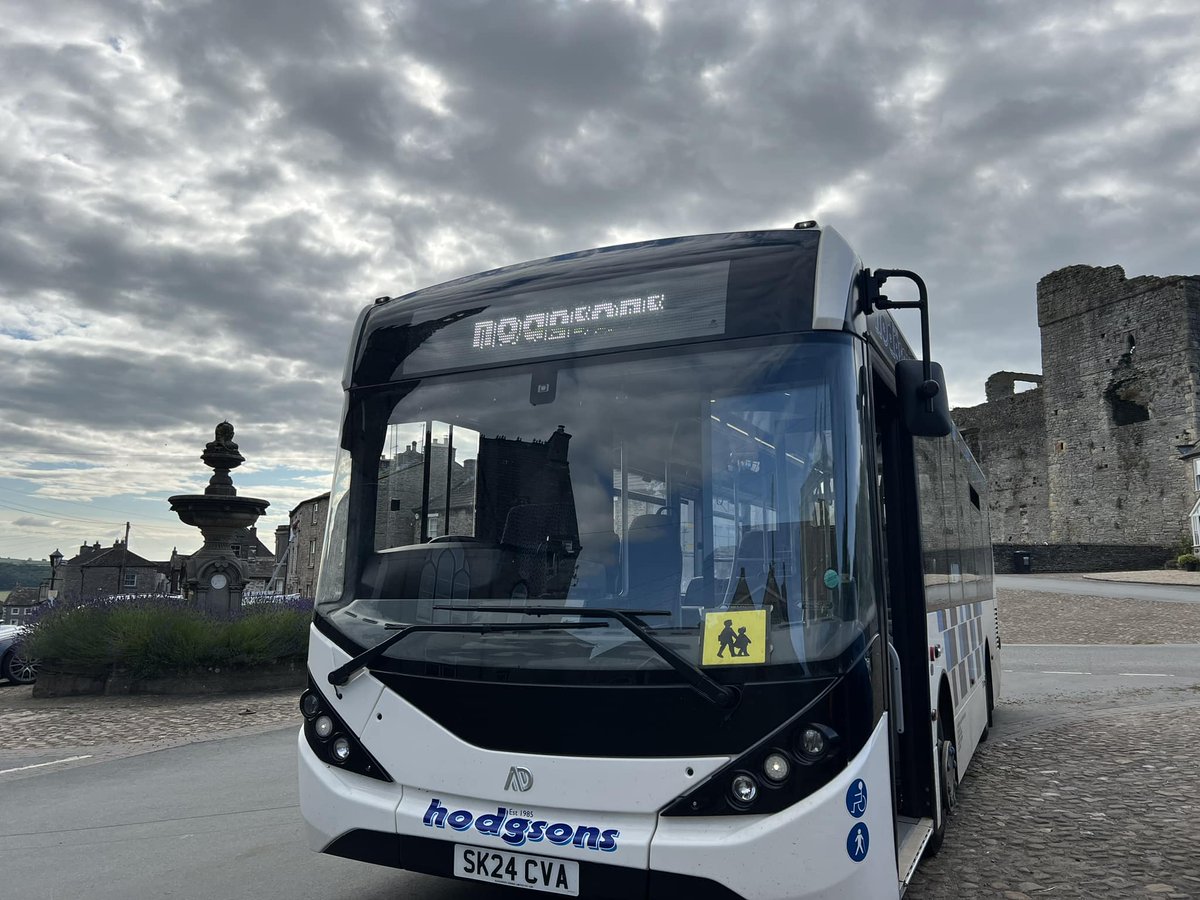 CoachesHodgsons's tweet image. Danielle on a stop at the beautiful small town of #Middleham #NYorks, which is on one of our local bus routes.
Famous for the race horse stables!
#TeamHodgsons #ConnectingLocalCommunities in #CoDurham and #NYorks