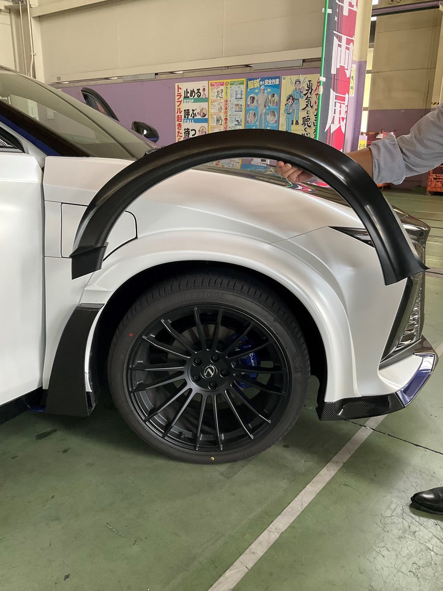 tobabuhin's tweet photo. 鳥羽部品商会です！
昨日社内にて #レクサスRZ450e 車両展示会が行われました🎉
弊社ではこの車のタイヤ上部にある #アーチモール という部品を製作しています（写真3,4枚目）
今回のイベントは、車両製作に関わった仕入先へ向けて
トヨタ自動車さんが企画してくださいました！✨
有難うございます！！ https://t.co/J4kjgSbHUt