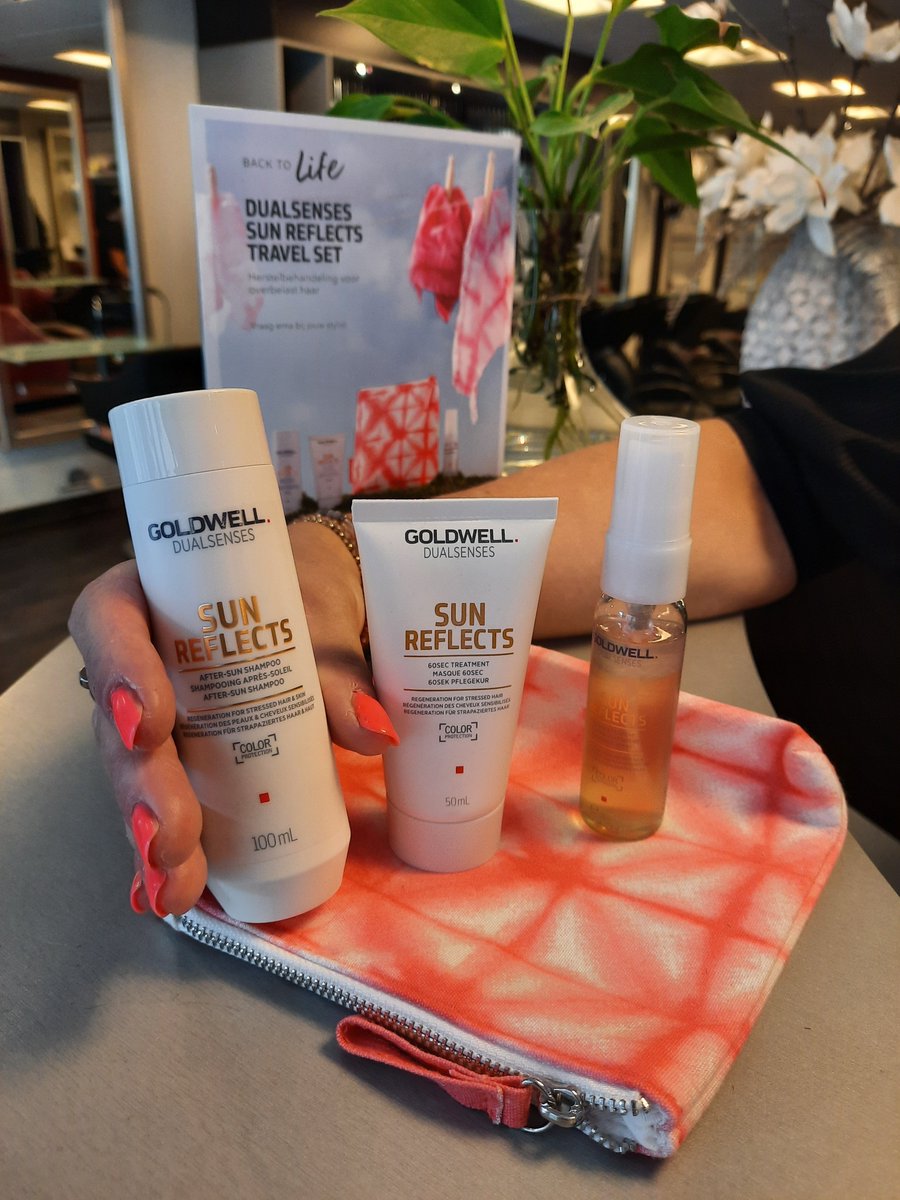 Vieth_Haarmode's tweet photo. SUMMER SETS | Bescherm jouw haar met de 'Sun Reflects' van Goldwell. We hebben een handige travelbag met o.a. een After-Sun Shampoo. Deze verwijdert effectief restanten van zout- en chloorwater en verzorgt tegelijk haar en huid op milde wijze. ☀️🌴

https://t.co/6L57Zvk4Xm https://t.co/KnUoWFXQaW