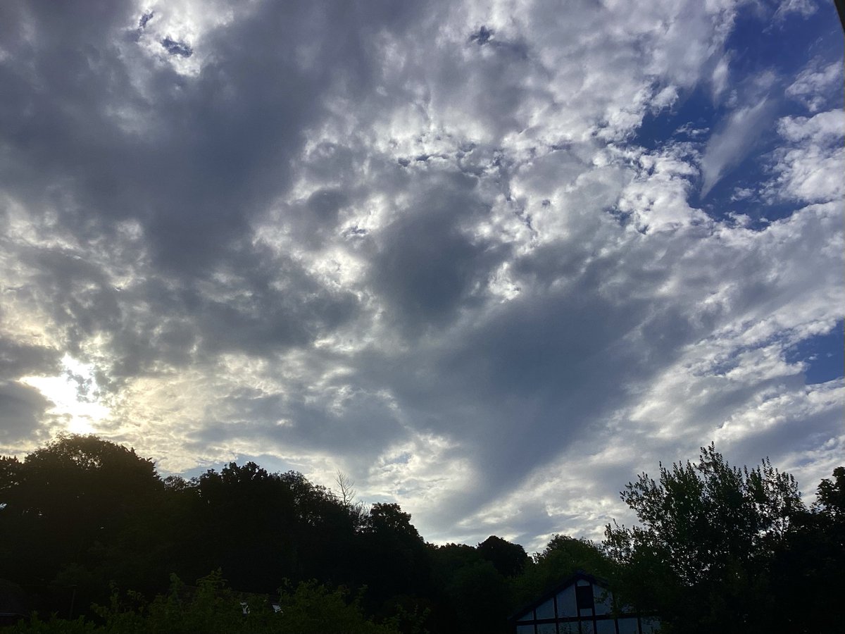 skylark22BHC1's tweet photo. Morning all. Friday again! Anyone else have a restless night? Hottest day on its way ...?📈☀️ #keston #Friday #theviewfrommywindow @metoffice @CloudAppSoc @bbcweather @SallyWeather @ChrisPage90 https://t.co/LbjGyvBeDL