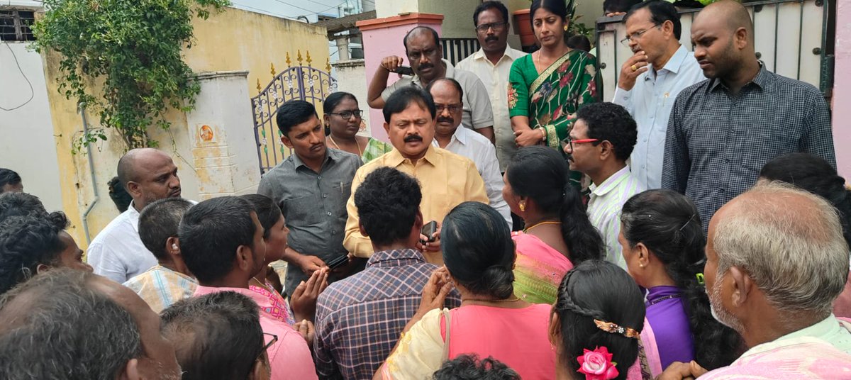 itdp_gudur120's tweet photo. గూడూరు పట్టణం:- పట్టణం లోని అశోక్ నగర్ లోని నివాసం నందు శాసన సభ్యులు, పాశిం సునీల్ కుమార్ గారు ప్రజలు పలు సమస్యలపై కలవగా అర్జీలను తీసుకుని త్వరతాగాతిన పరిష్కారం చేస్తానని తెలిపారు.
#PasimSuneelKumar
#NaraChandrababuNaidu
#HOPESUNEEL
#HOPEYASHP
#NaraLokesh
#gudur https://t.co/bq1wPjiG3x