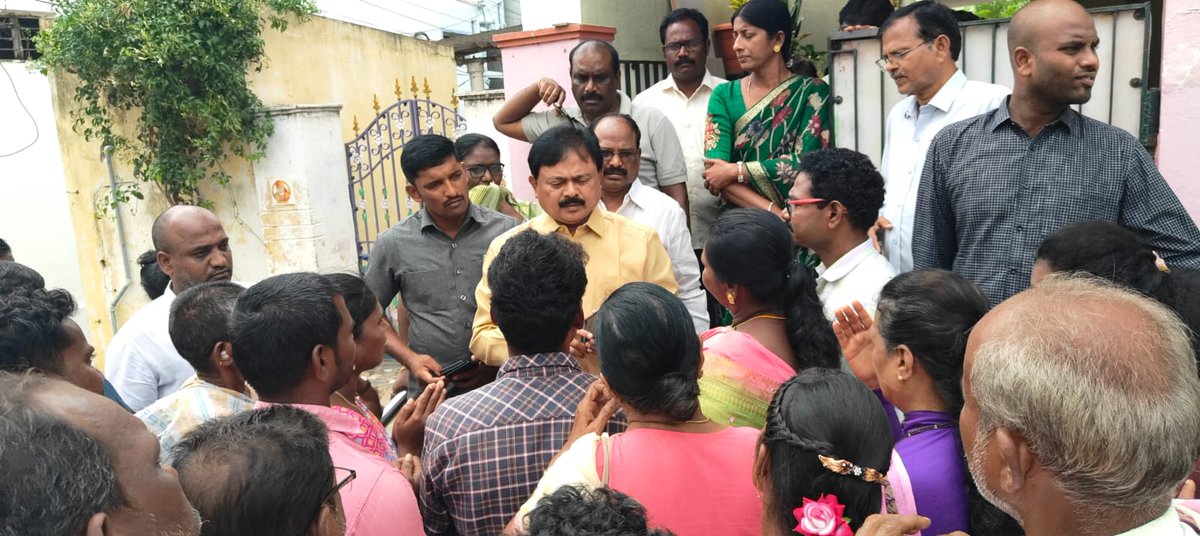 itdp_gudur120's tweet photo. గూడూరు పట్టణం:- పట్టణం లోని అశోక్ నగర్ లోని నివాసం నందు శాసన సభ్యులు, పాశిం సునీల్ కుమార్ గారు ప్రజలు పలు సమస్యలపై కలవగా అర్జీలను తీసుకుని త్వరతాగాతిన పరిష్కారం చేస్తానని తెలిపారు.
#PasimSuneelKumar
#NaraChandrababuNaidu
#HOPESUNEEL
#HOPEYASHP
#NaraLokesh
#gudur https://t.co/bq1wPjiG3x