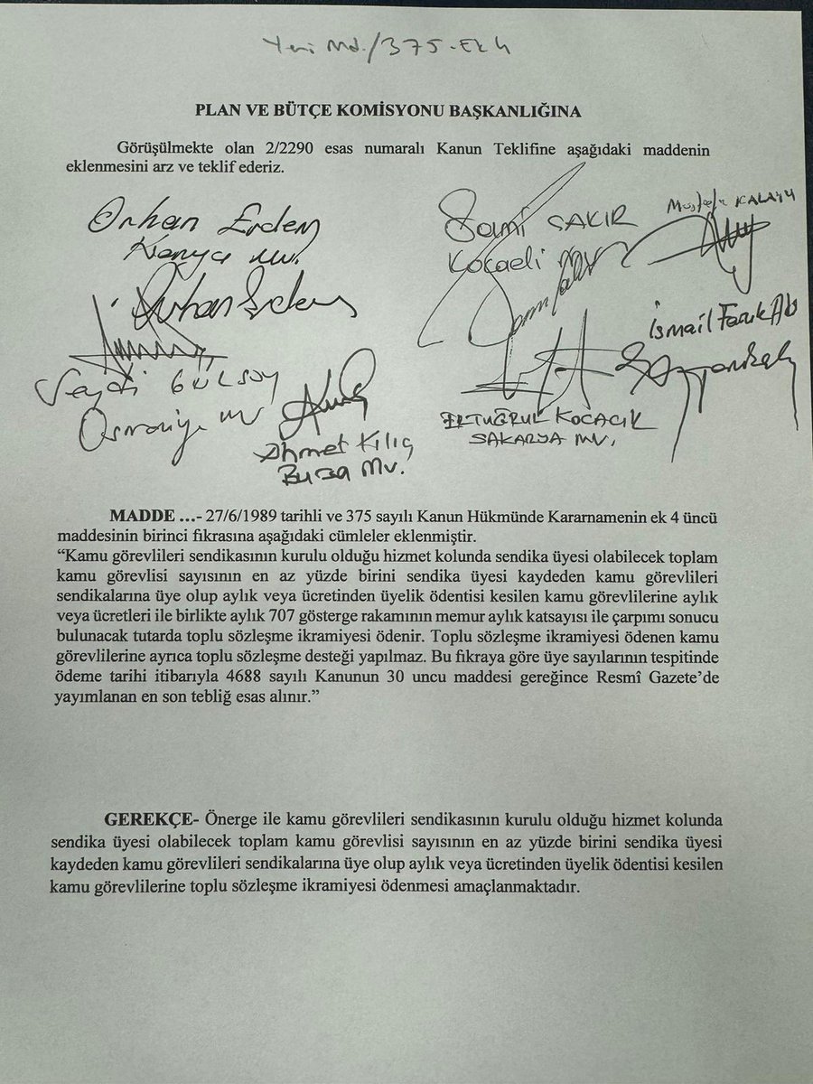 _aliyalcin_'s tweet photo. TOPLU SÖZLEŞME İKRAMİYESİ MAĞDURİYETİMİZ AK PARTİ TARAFINDAN TEKRAR ÇÖZÜLÜYOR

CHP’nin davası, AYM’nin kararı ile kamu görevlilerinin sendikal birikiminden, alın terinden, cebinden alınan Toplu Sözleşme İkramiyesi; TBMM Plan ve Bütçe Komisyonunda görüşülmekte olan Vergi Kanunları ile Bazı Kanunlarda Değişiklik Yapılmasına Dair Kanun Teklifi’ne Ak Parti Milletvekillerinin önergesi ile eklenmiştir. 

Toplu pazarlık sürecinde işveren karşısında güçlü sendikacılığı ve sendikal örgütlenmeyi teşvik edecek, sendikalı kamu görevlilerine kayıp değil kazanım üretecek Toplu Sözleşme İkramiyesi önergesi için başta Cumhurbaşkanımız Sayın @RTErdogan olmak üzere Cumhurbaşkanı Yardımcısı Sn. @_cevdetyilmaz’a, AK Parti Grup Başkanı Sn.@avabdullahguler’e  ve özellikle Çalışma ve Sosyal Güvenlik Bakanı Sn. @isikhanvedat ‘a ve Plan Bütçe Komisyonuna, Milletvekillerine teşekkür ediyorum.

Hizmet kolunda sendika üyesi olabilecek kamu görevlilerinden en az %1’ini üye kaydeden sendikaların üyelerine Toplu Sözleşme İkramiyesi, 707 gösterge rakamı üzerinden ödenecek. Aylık 410 TL artışla birlikte toplamda 637 ₺ Ağustos ayından itibaren ödenecek. 

AYM tarafından Mart ayında iptal edilen Toplu Sözleşme İkramiyesini yeniden düzenleyen teklifin, Genel Kurul aşamasını da geçeceğine inanıyoruz. 

Sendikal örgütlenmeyi, örgütlü mücadele etmeyi ve dayanışma içerisinde kazanım üretmeyi kendisine görev edinmiş bütün üyelerimize hayırlı olsun.