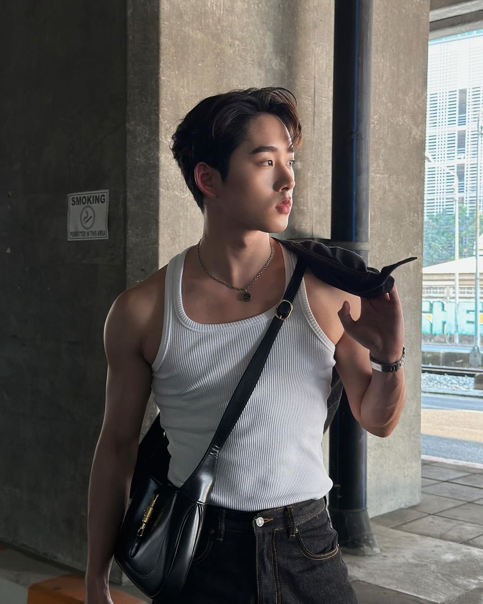 APHIIF2's tweet photo. Day 5: อนาคตอยากเห็น “เอส” เล่นบทบาทไหน
           เราจะมองภาพเอสเป็นลุคลูกคุณหนูติดแกลมมาตลอด แต่บทบาทที่อยากเห็นแบบแปลกใหม่สำหรับเราคือลุคเท่ห์ๆดิบๆเลยอะ อยากดูพี่เอสคนโหด หล่อกร้าวใจ สไตล์ซีรีส์แบบพจ
🦈✨ #7DaysWithEST #est_rvp 🔆🫧 https://t.co/mgLLNQEBPB
