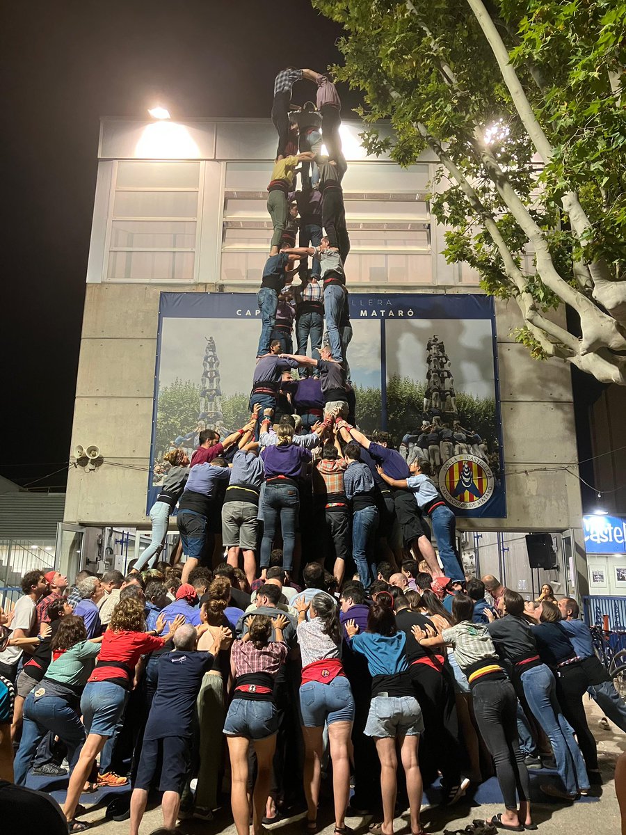 capgrossos's tweet photo. 💪🏼Gran assaig el d’ahir per seguir polint el que vindrà demà.

🫶🏻Mil gràcies a tota la gent que va venir a donar pit, amb representació de més de 20 colles.

Avui més, avui a plaça, amb la nostra ciutat.

T’hi esperem💙!

#castells #elcim #sihofossimtots https://t.co/JKzEgI5Zk5