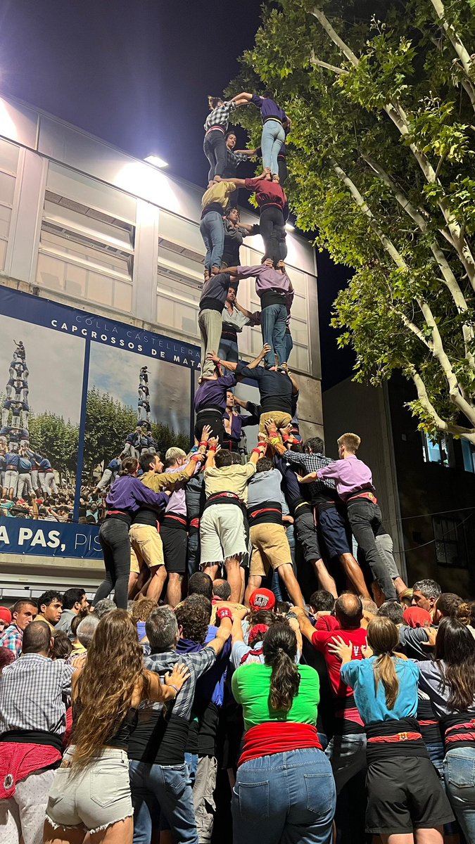 capgrossos's tweet photo. 💪🏼Gran assaig el d’ahir per seguir polint el que vindrà demà.

🫶🏻Mil gràcies a tota la gent que va venir a donar pit, amb representació de més de 20 colles.

Avui més, avui a plaça, amb la nostra ciutat.

T’hi esperem💙!

#castells #elcim #sihofossimtots https://t.co/JKzEgI5Zk5