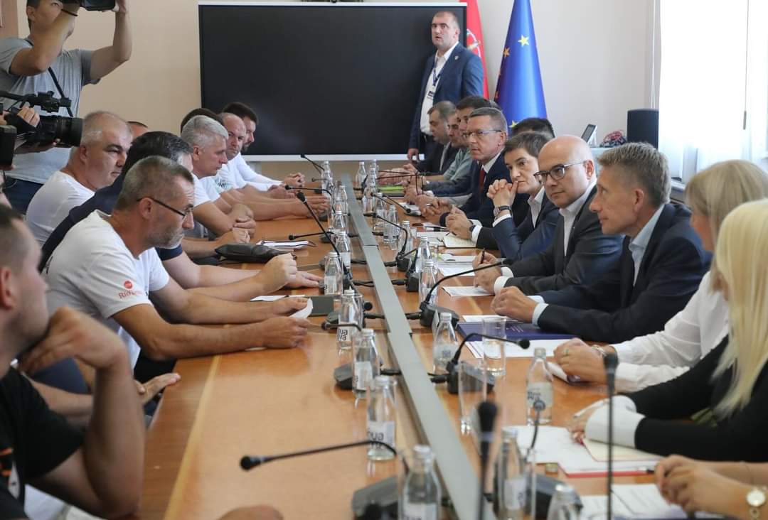 sns_srbija's tweet photo. Ни мало лак, али врло отворен и искрен састанак са представницима седам удружења пољопривредних произвођача, како бисмо превазишли све проблеме и заједно дошли до одрживог решења.
@milos_vucevic https://t.co/RpPzyyxsbq https://t.co/aOfyq92Wmp