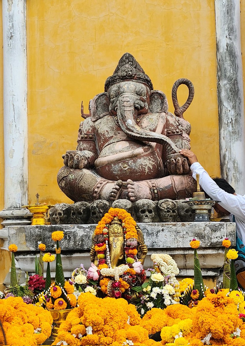 องค์พ่อพระพิฆเนศโบราณปางชนะมาร วัดนครหลวงปราสาท จ.อยุธยา องค์นี้ของจริงของแท้ศักดิ์สิทธิ์มากๆๆ จากที่ไหว้องค์พ่อมาหลายที่ ที่นี่ยกให้ขึ้นหิ้งที่ควรไปให้ได้ แม้จะผ่านเวลามาหลายร้อยปี แต่พลังเต็มและขลังสุดๆ ทริคสำคัญในการขอพร (ต่อด้านล่าง)