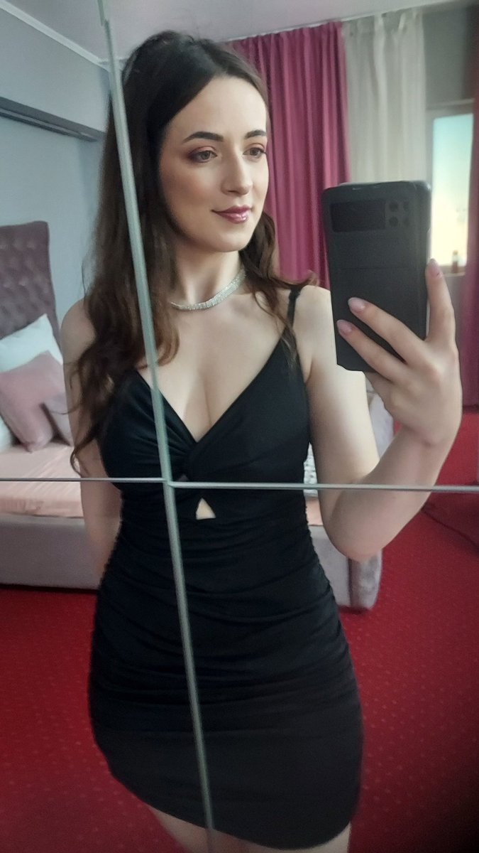 hayliedewson's tweet photo. I’m online today, would you like to join me? 

https://t.co/Iqg4EsR3Hd https://t.co/pSg4vwjdJz