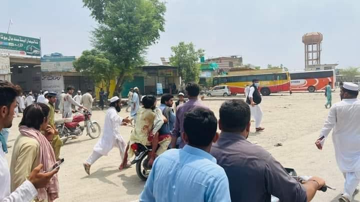 khanay70's tweet photo. Straight firing on a peaceful protest in bannu  

#protest #bannu #amanjirga https://t.co/okAWn5jgT2