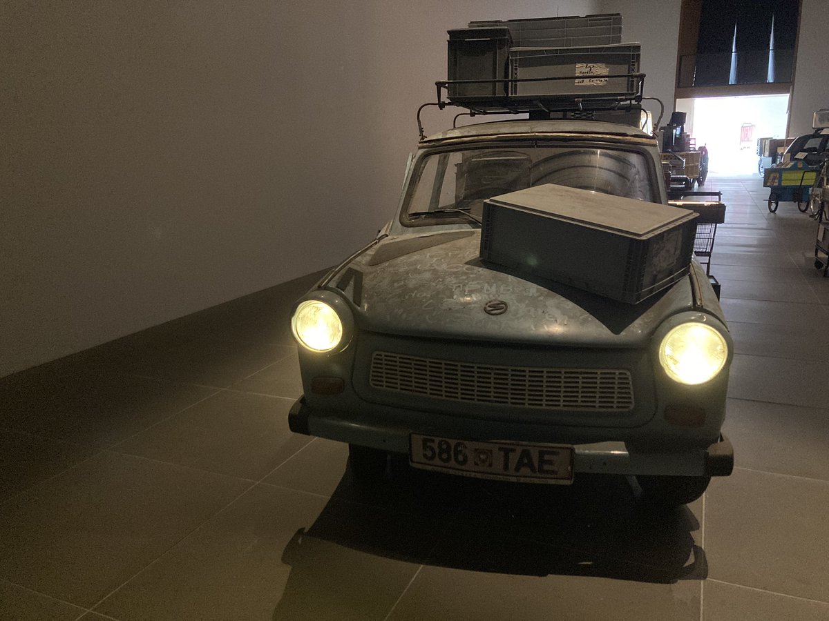 AMereminski's tweet photo. Gut 60 Leute kamen Mittwoch in Nürnberg zur Veranstaltung über Fußball, Fans und Identität in der DDR/Ostdeutschland. Über 1h wurden im Anschluss Fragen gestellt und diskutiert. Ein schöner Abend, Dank an die Stiftung Friedliche Revolution. (Der Trabi und G.Richter waren Bonus) https://t.co/fs9Q0xmGXE
