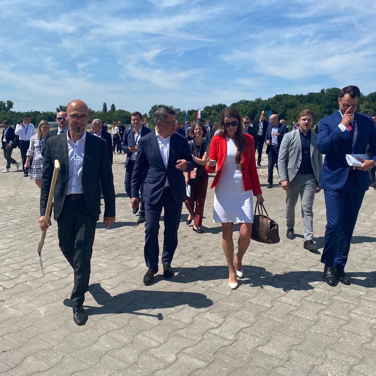 AnnaKlaft's tweet photo. 🏗️Groundbreaking für @Cyrusone's FRA7 in #FFM!
Invest >1 Mrd. € 💶. Hessens Ministerpräsident @BorisRhein_cdu  unterstreicht: Investitionen in digitale #Infrastruktur sind essentiell ➡️ erfolgreiche #Zukunft benötigt mehr #Datacenters!

#Digitalization #Sustainability #Germany https://t.co/2hb5AinYv5