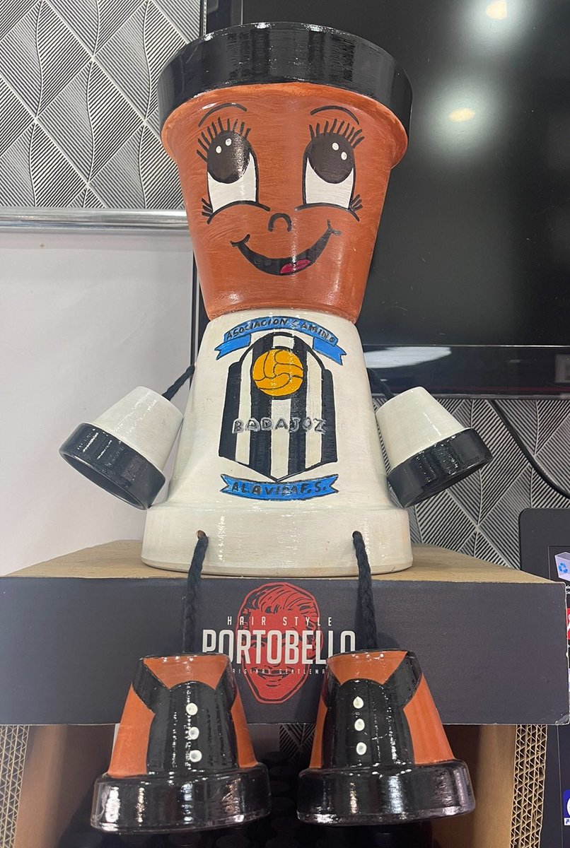 AscVida's tweet photo. Detalles que nos llegan a la sede del club , en este caso no los hace llegar; Juanan entrenador del “Filial”. Gracias.
#EstamosDeModa
#BadajozQuiereFutsal⚽️❤️ https://t.co/yyf2gh0AFg
